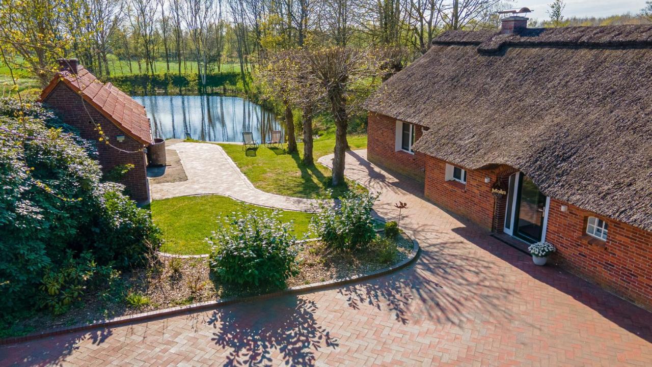 Вилла Reetdach Ostfriesenhaus Sudbrookmerland Экстерьер фото